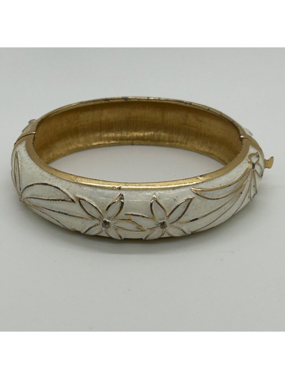 Vintage White Enamel Gold Tone Floral Hinged Bangle Clamper Bracelet Retro Flowe